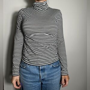 EVERLANE Black and White Striped Turtleneck Size Medium